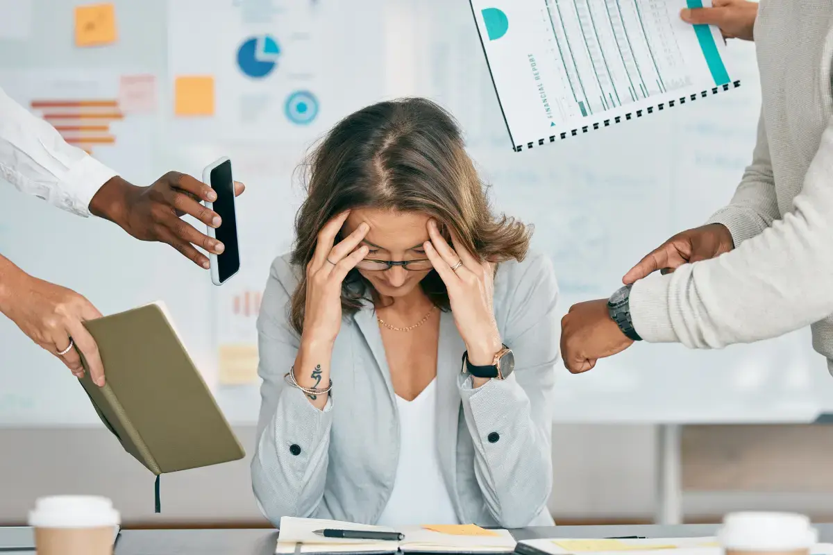 Een werknemer die stress, overspannenheid of een burn-out ervaart