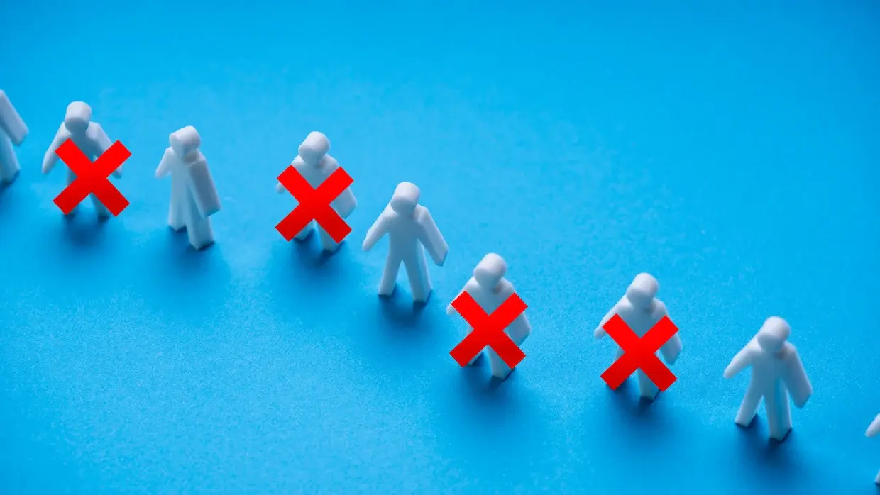 Kruisjes door meerder personen ter illustratie van wat collectief ontslag is