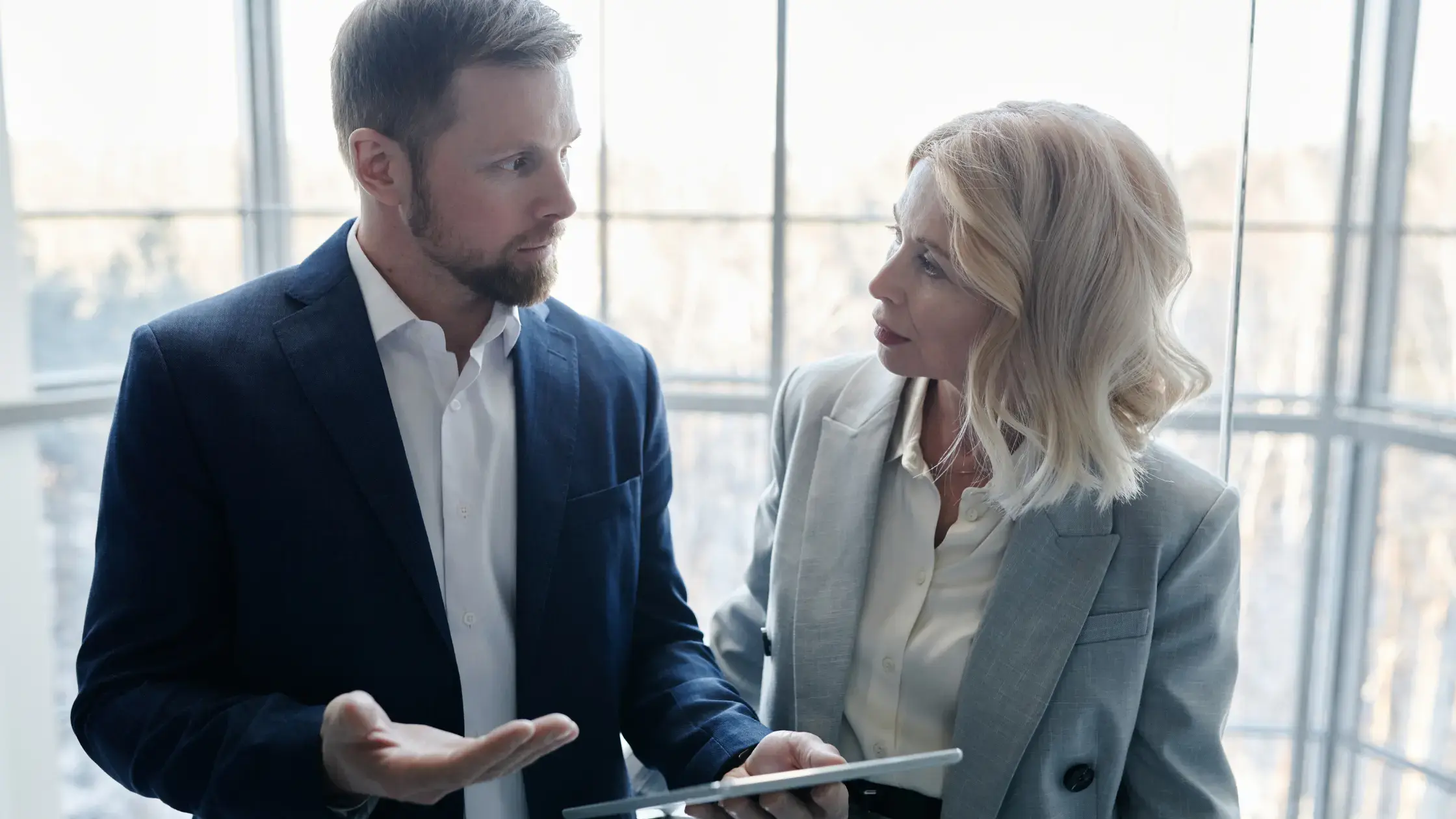 Een werkgever die reorganisatie uitlegt aan een werknemer
