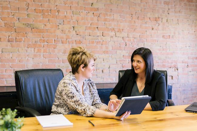 Een vrouw die een Van werk naar werk-traject aan het bespreken is met haar coach