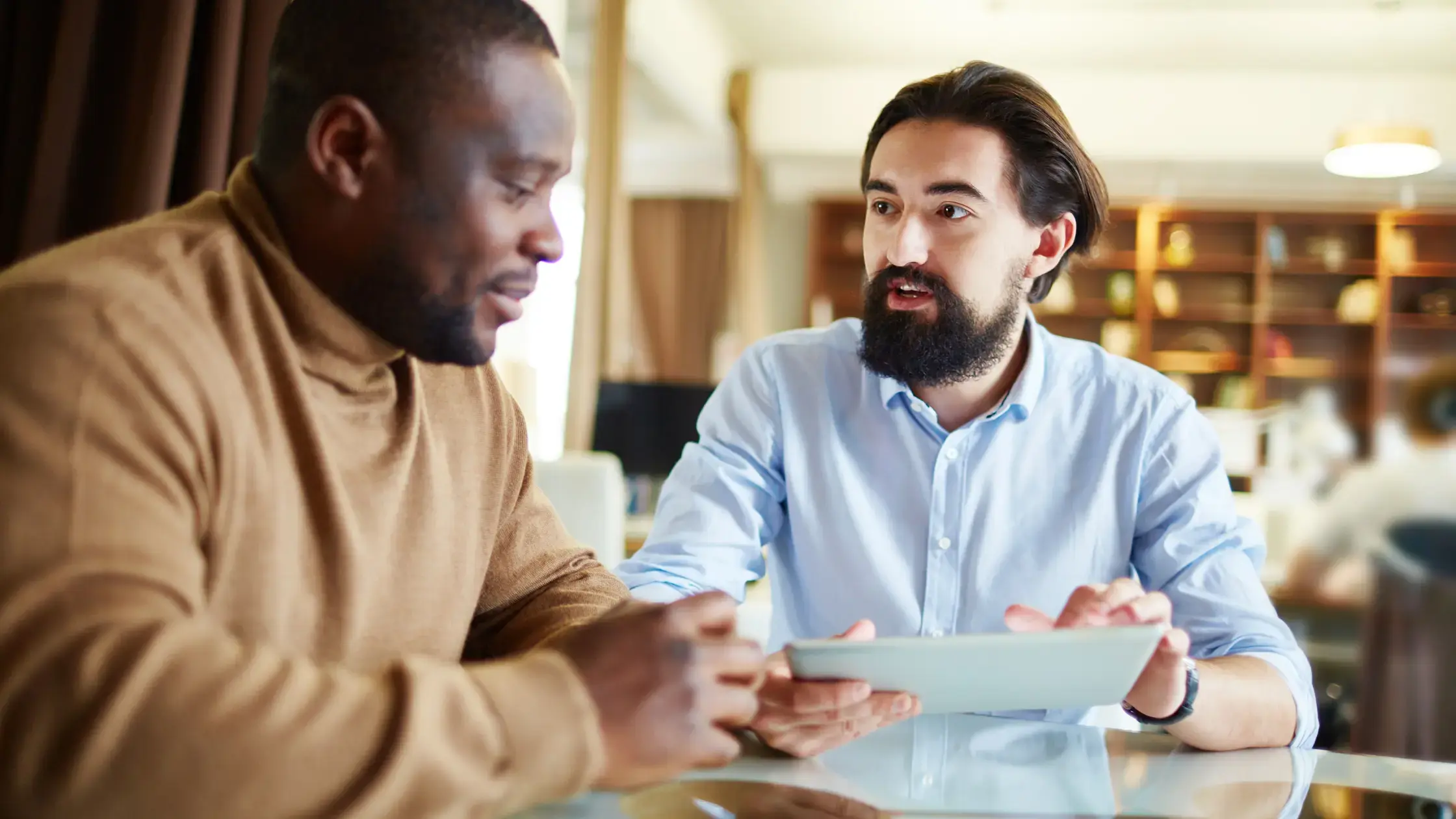 Twee mannen die een gesprek hebben over een outplacementtraject bij ontslag