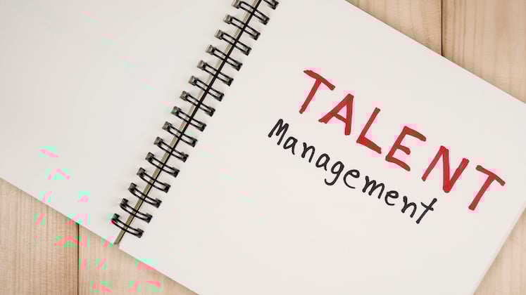 Een schrift met de tekst 'Talentmanagement' erop