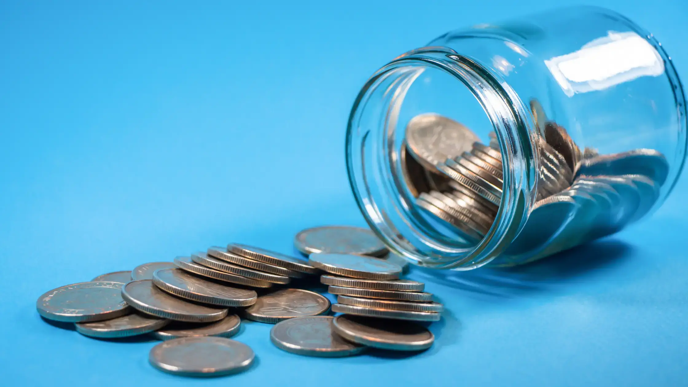 Potje met muntgeld om een budget voor outplacement in de vaststellingsovereenkomst te illustreren.